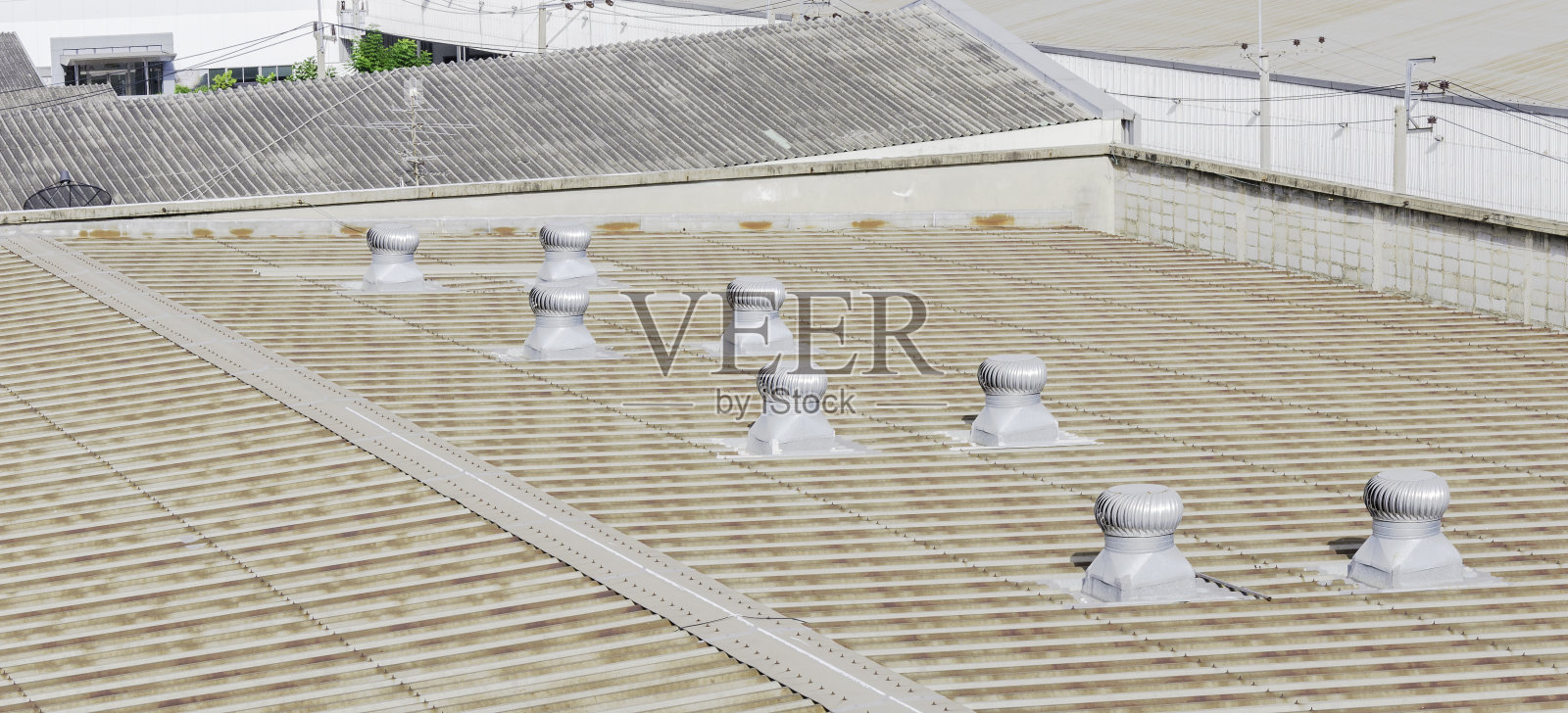 厂房屋顶装有通风设备照片摄影图片