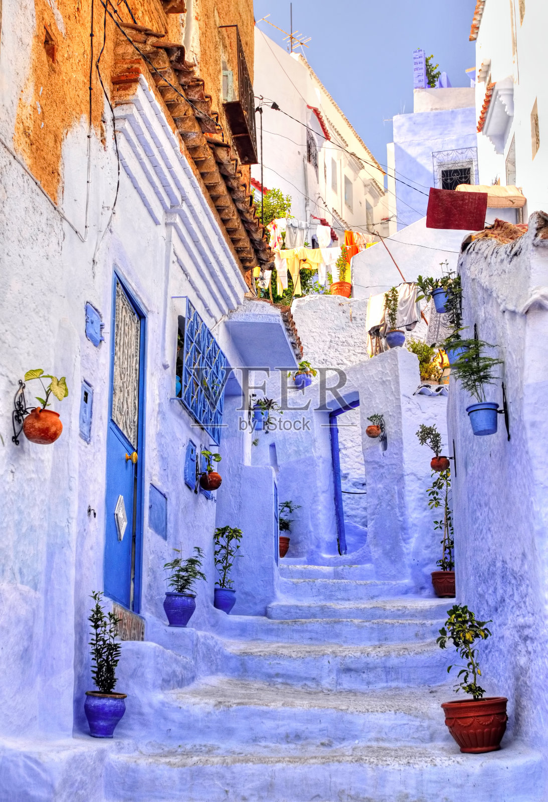摩洛哥蓝色小镇Chaouen的麦地那有楼梯的街道照片摄影图片