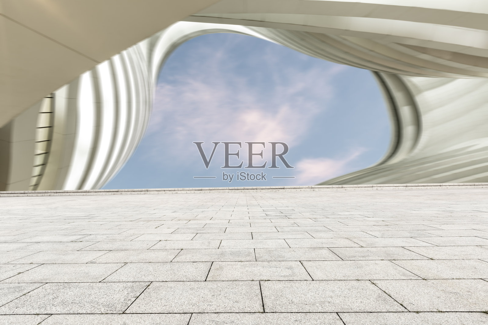 广场楼道前是现代城市建筑照片摄影图片