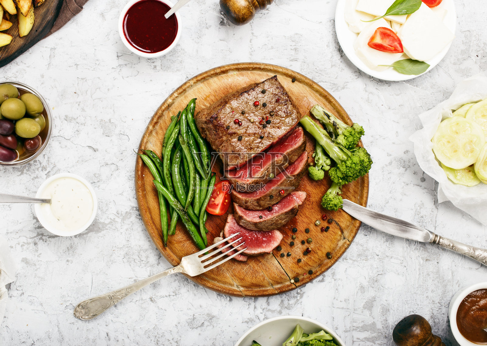 多汁的牛排配菜照片摄影图片