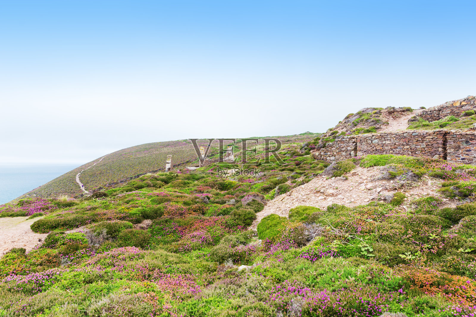 受欢迎的圣艾格尼丝和波思教堂大西洋海岸，康沃尔照片摄影图片