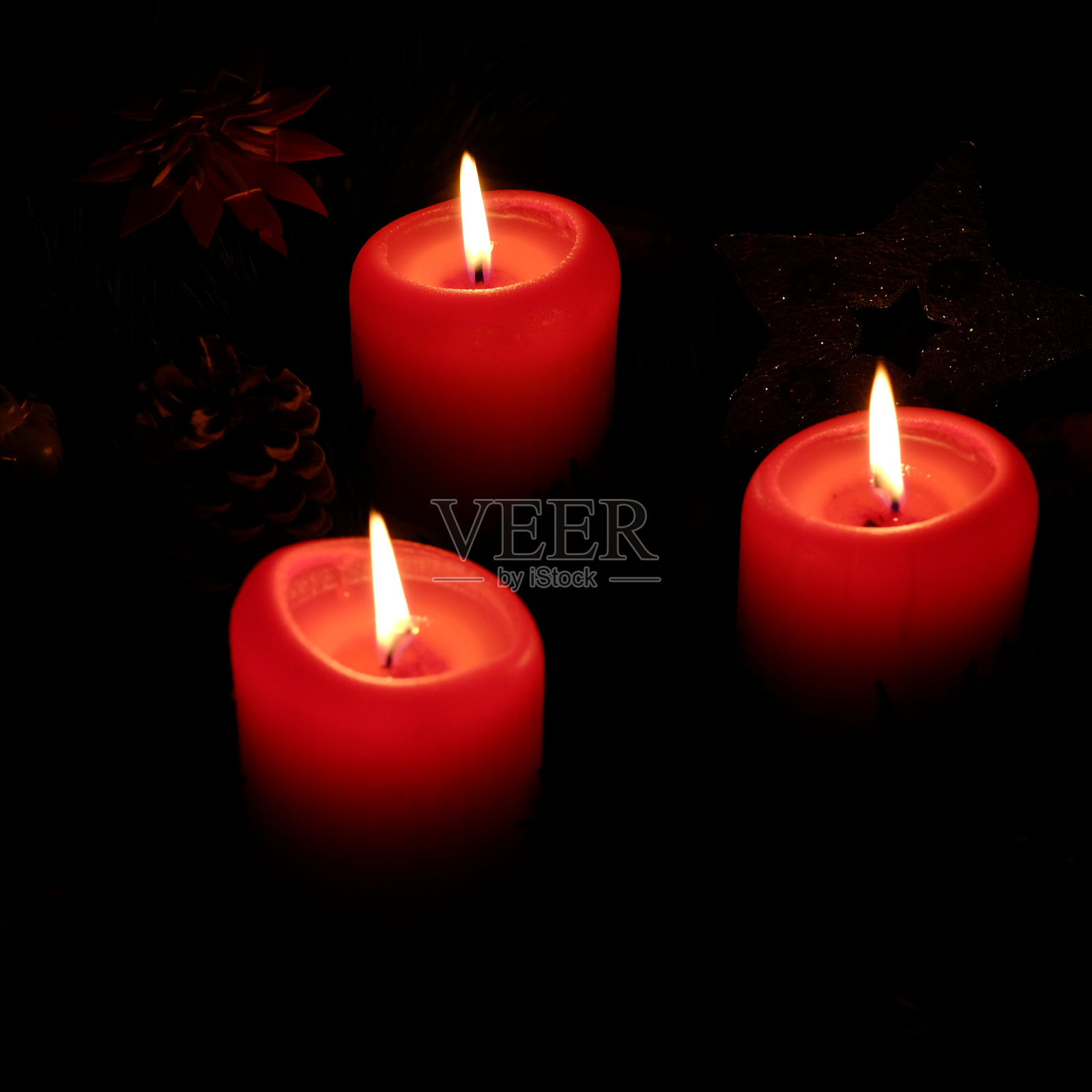 圣诞烛光在黑暗中照片摄影图片