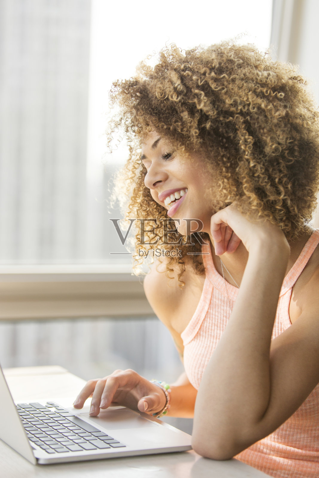 在办公室里用笔记本打字的商务女性照片摄影图片