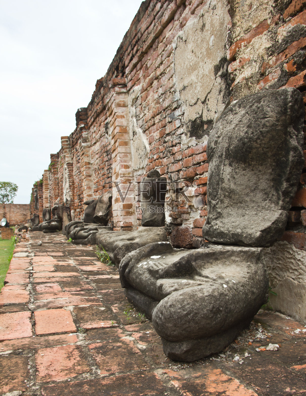 在大城府，有一尊破旧的佛像照片摄影图片