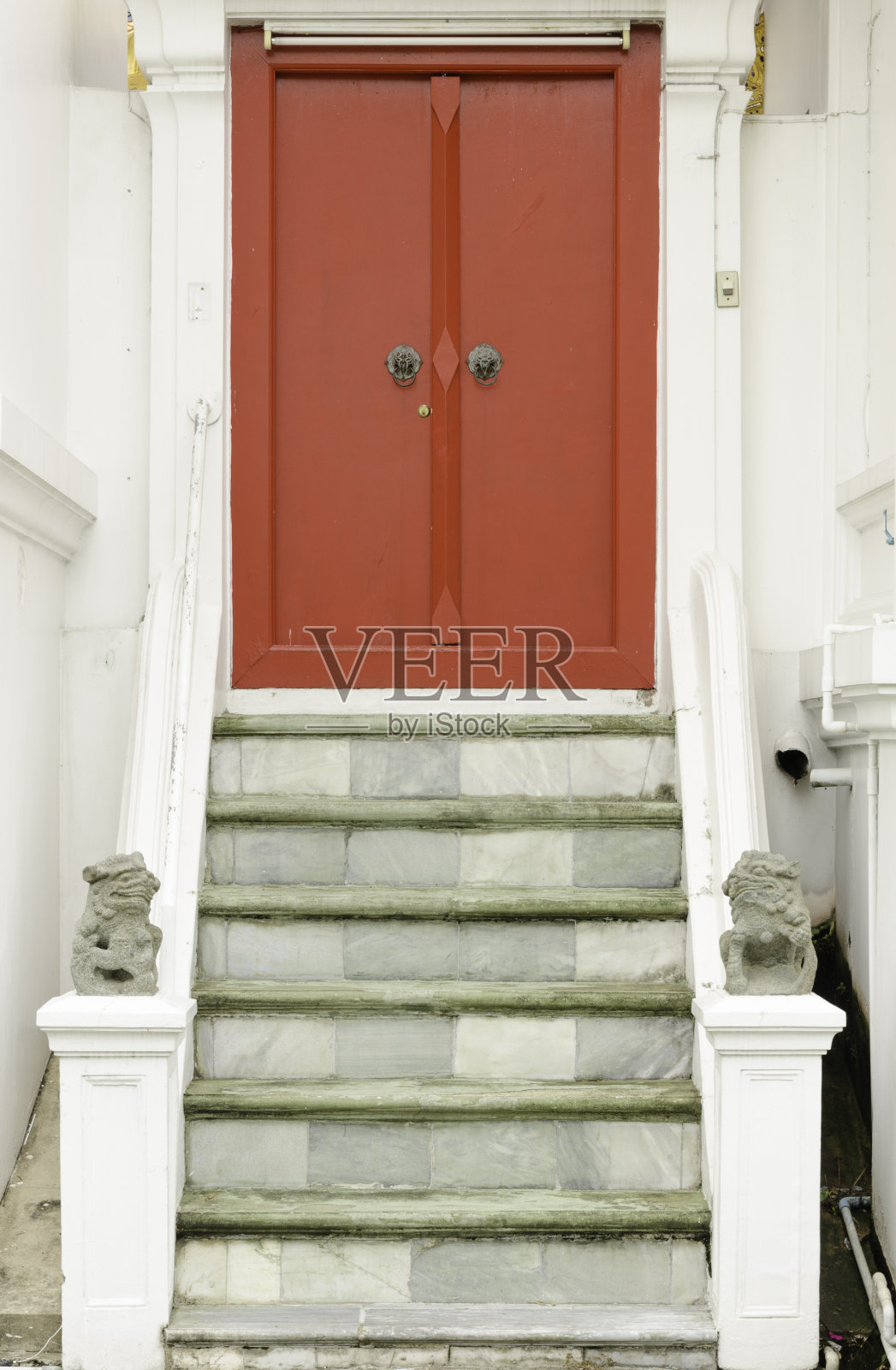 泰国古老的红色雕刻木门照片摄影图片