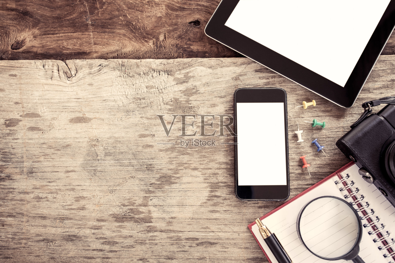 旅行准备，打开笔记本、笔、手机、平板电脑照片摄影图片