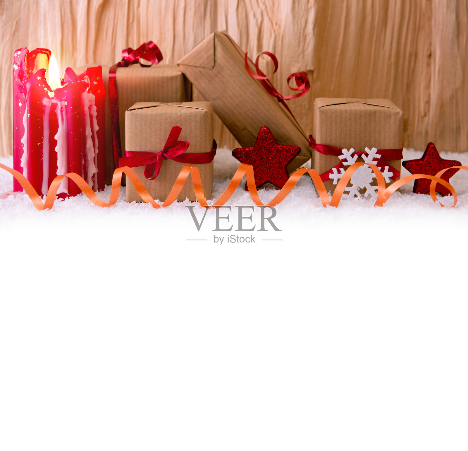 圣诞礼物和红色的降临节蜡烛。照片摄影图片