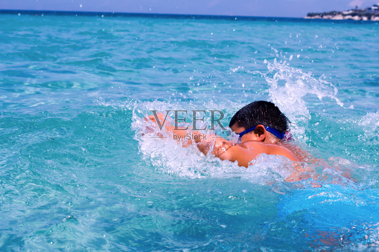 男孩正在游泳照片摄影图片