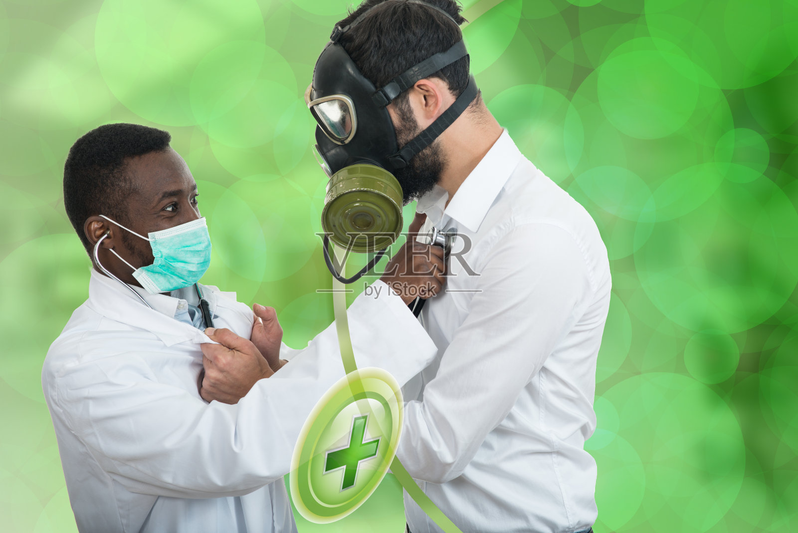 一个黑人医生在帮一个戴防毒面具的人照片摄影图片
