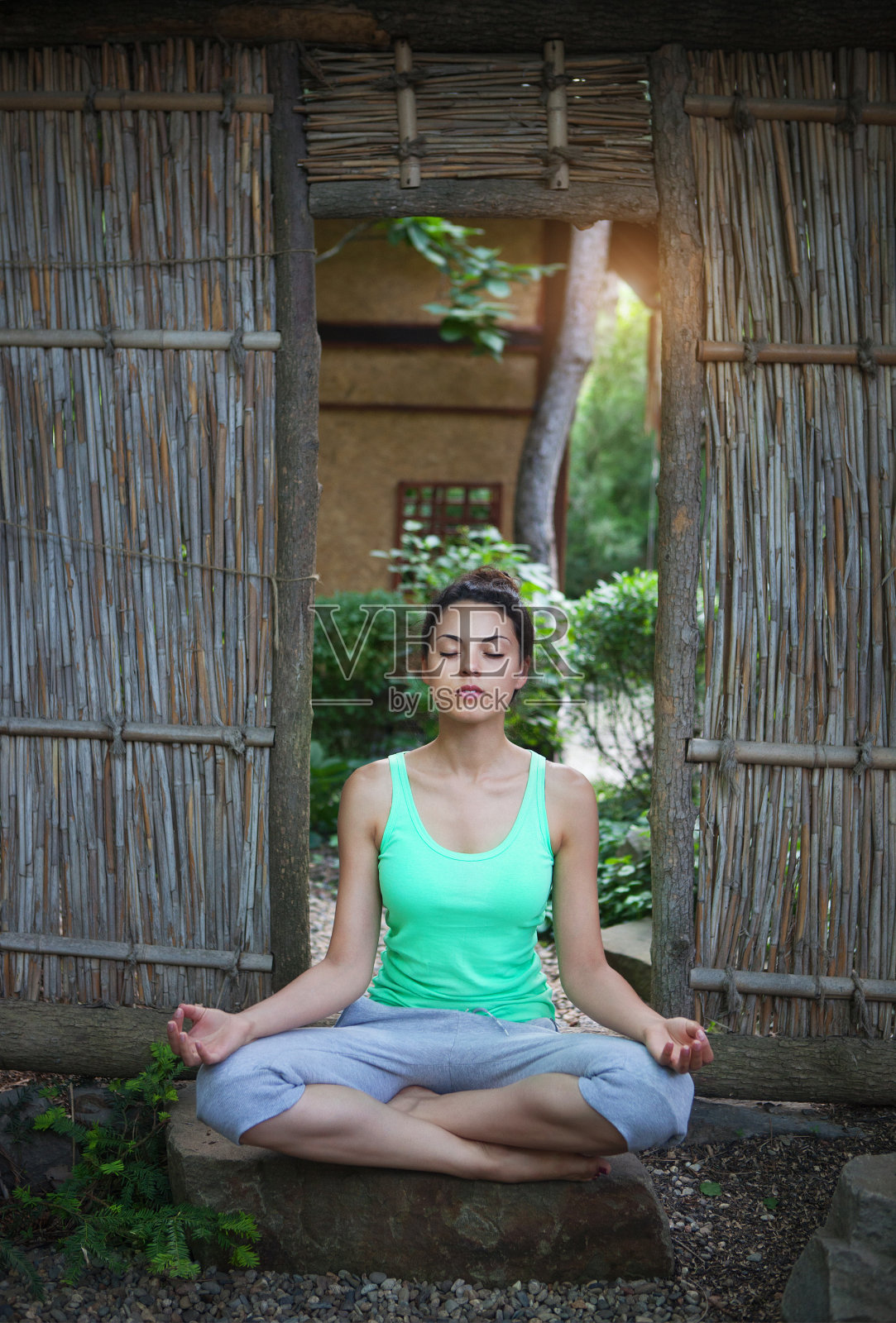 年轻女子在晚上做瑜伽体式照片摄影图片