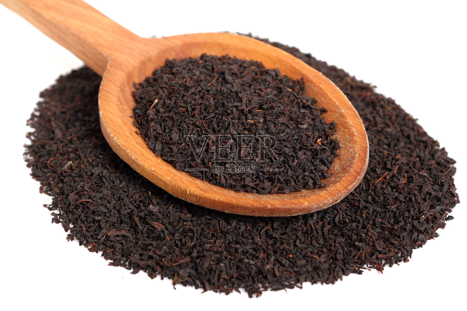 松散的干红茶叶子放在木勺上照片摄影图片