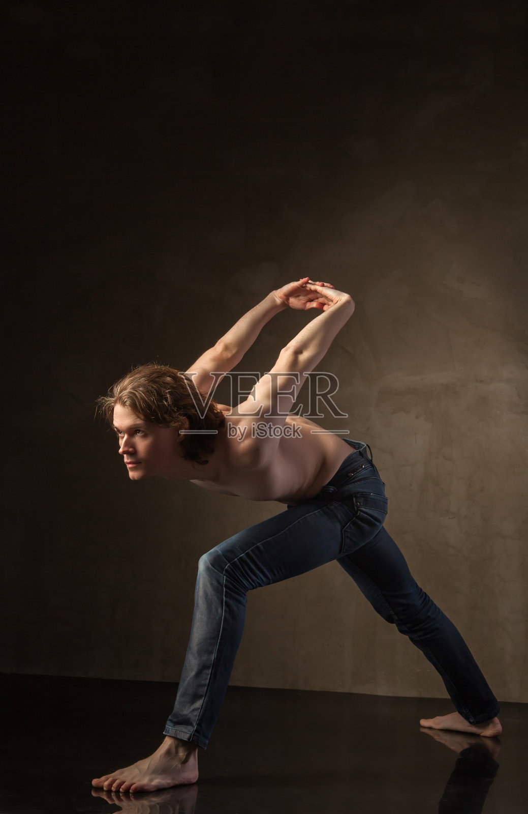 灰色背景下年轻时尚的现代舞演员照片摄影图片