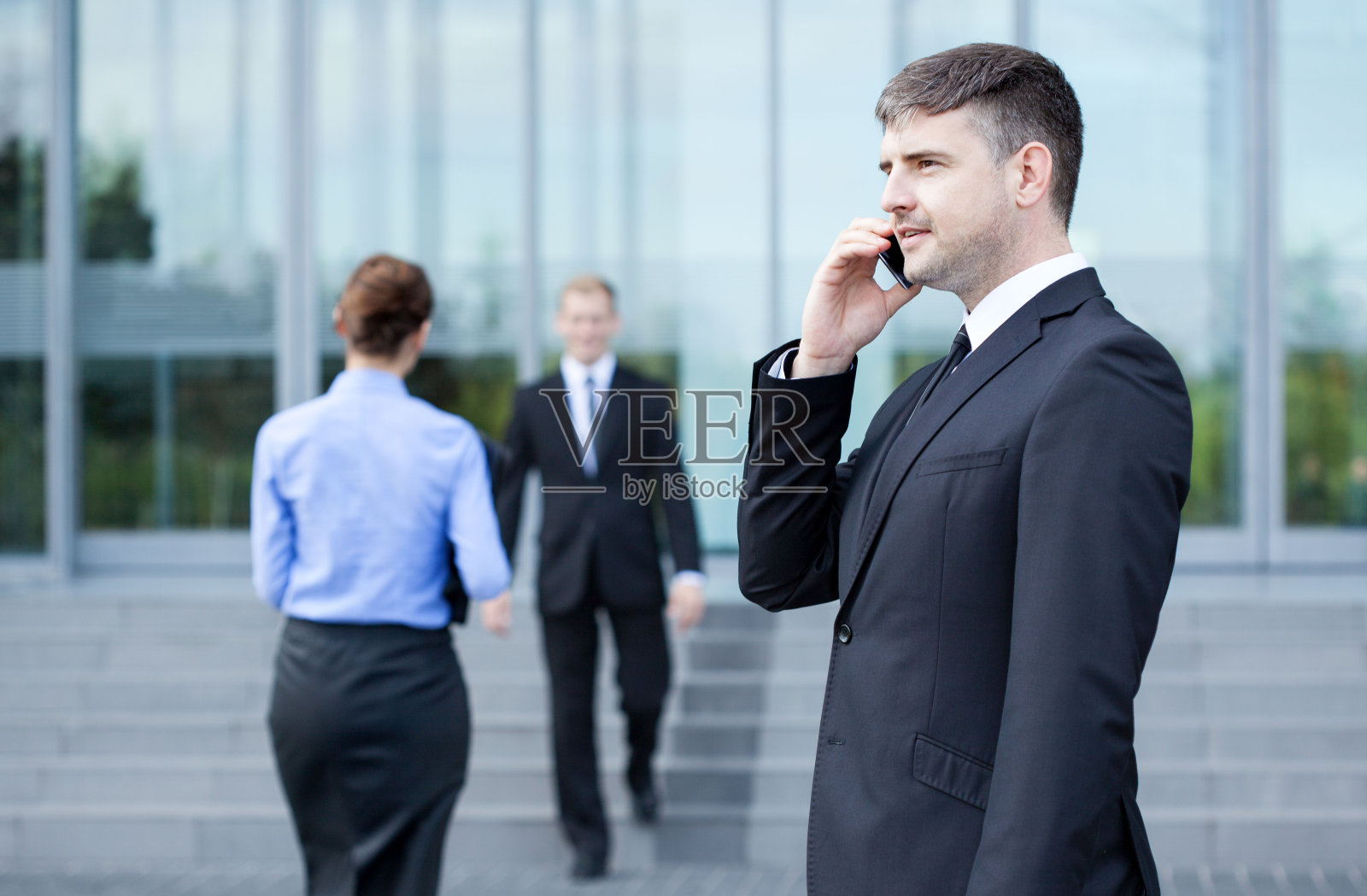 商业中心前的男人照片摄影图片