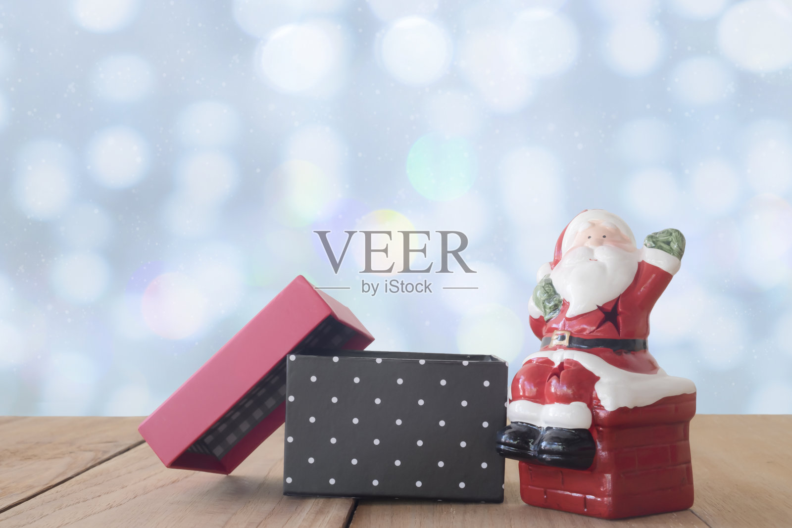 圣诞backgound。绿色的树叶和圣诞装饰的东西照片摄影图片