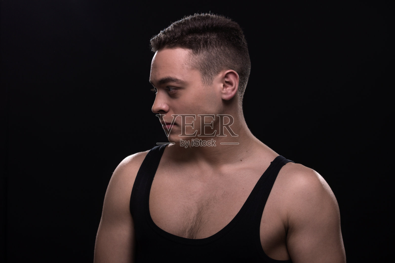 年轻人侧身看，头像，侧身看照片摄影图片