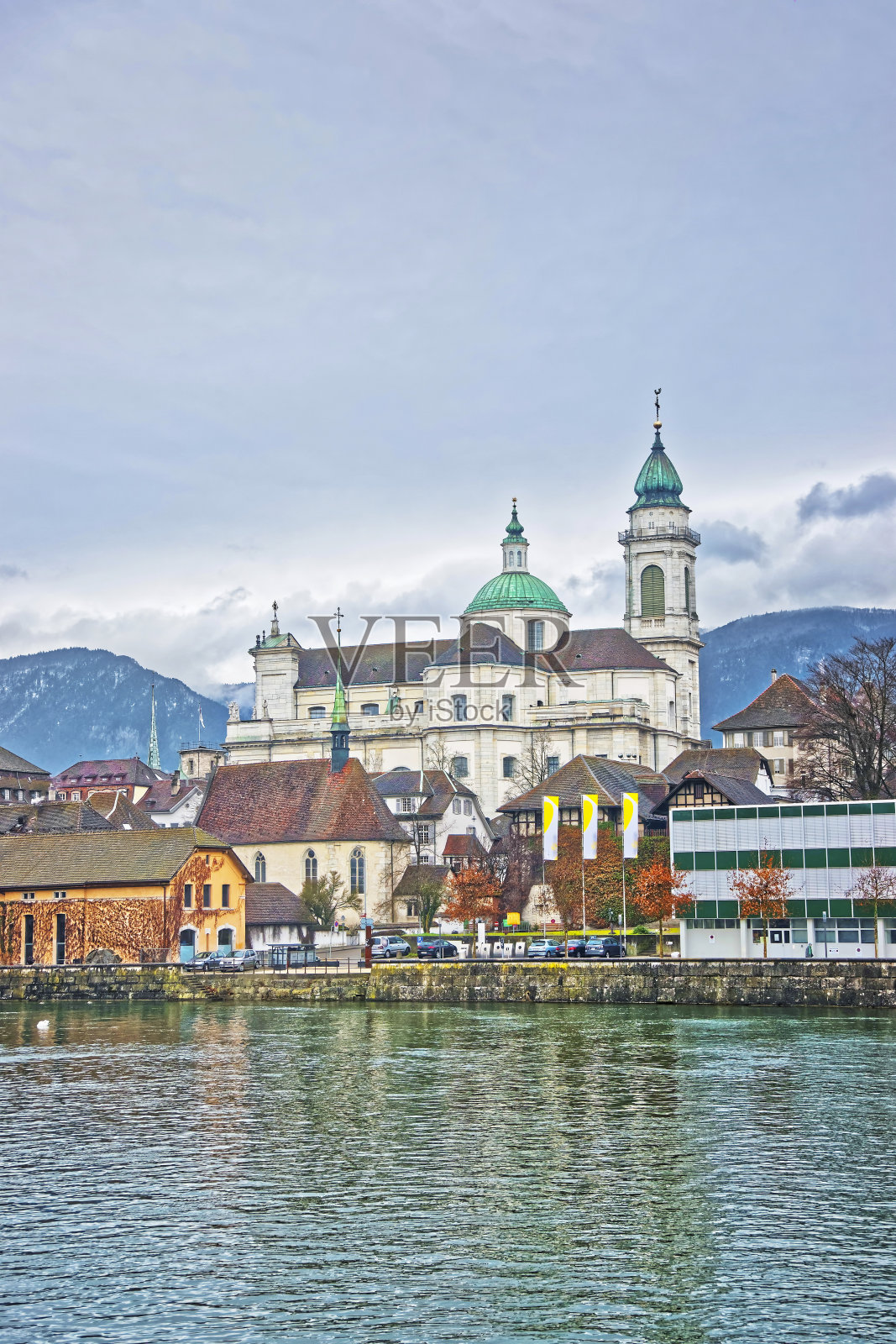 索罗图恩的海滨和圣乌尔苏斯大教堂照片摄影图片