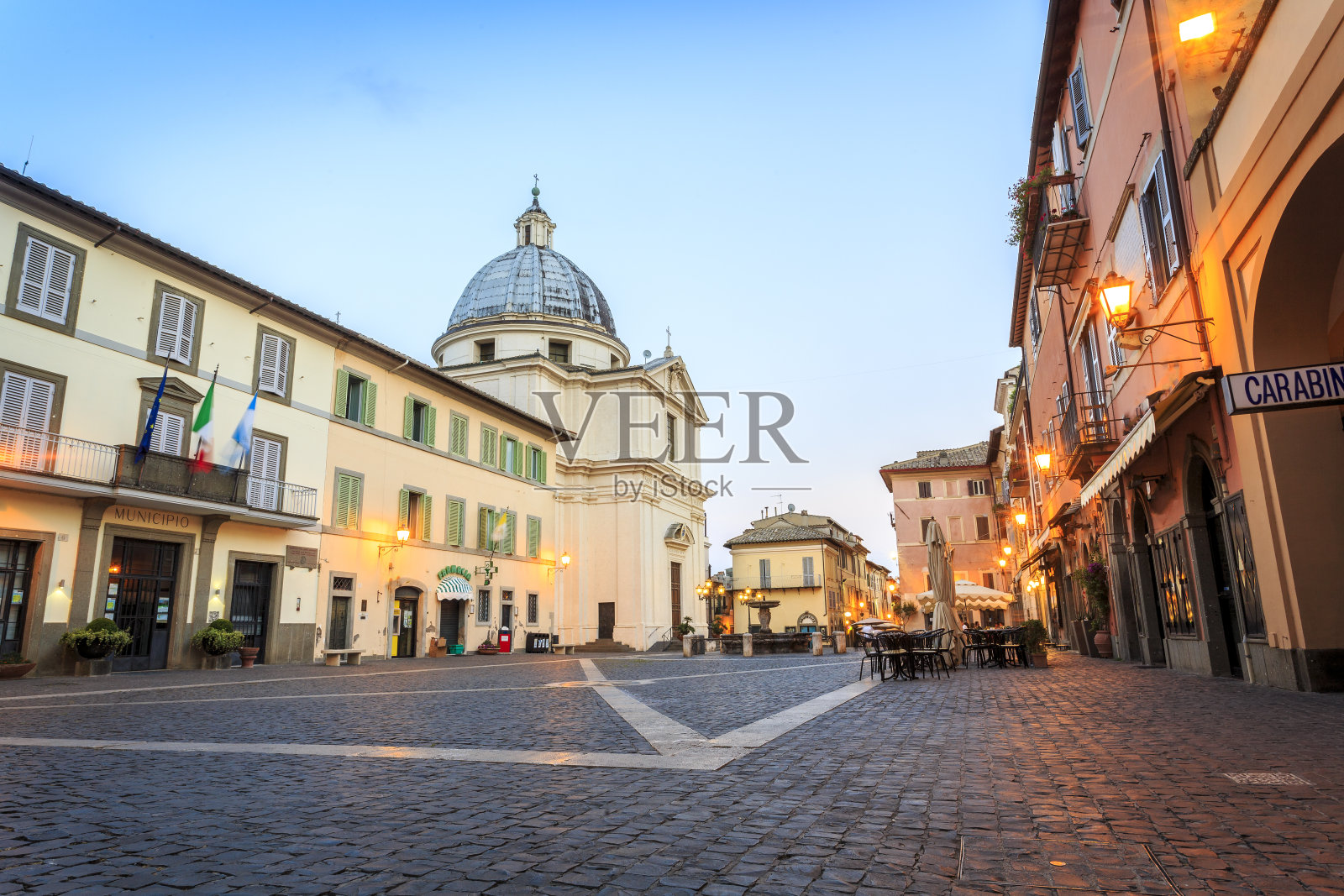冈多弗城堡的主广场，教皇的夏季住所照片摄影图片