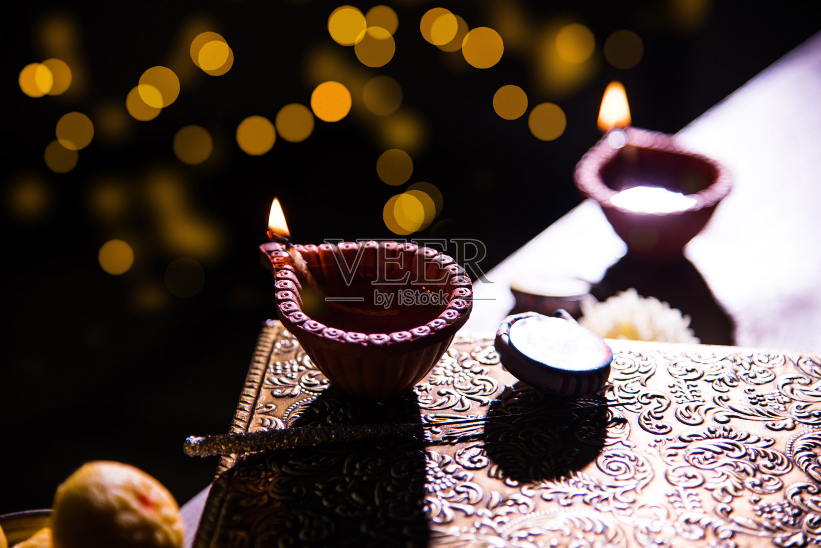 漂亮的排灯节照明或diya，选择性聚焦照片摄影图片