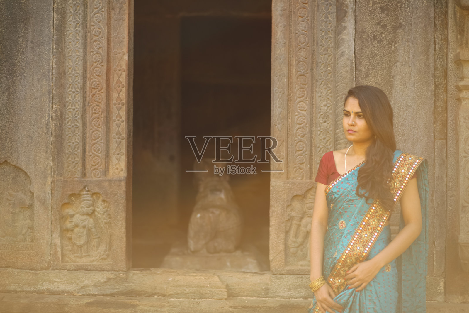 神庙里的女人照片摄影图片