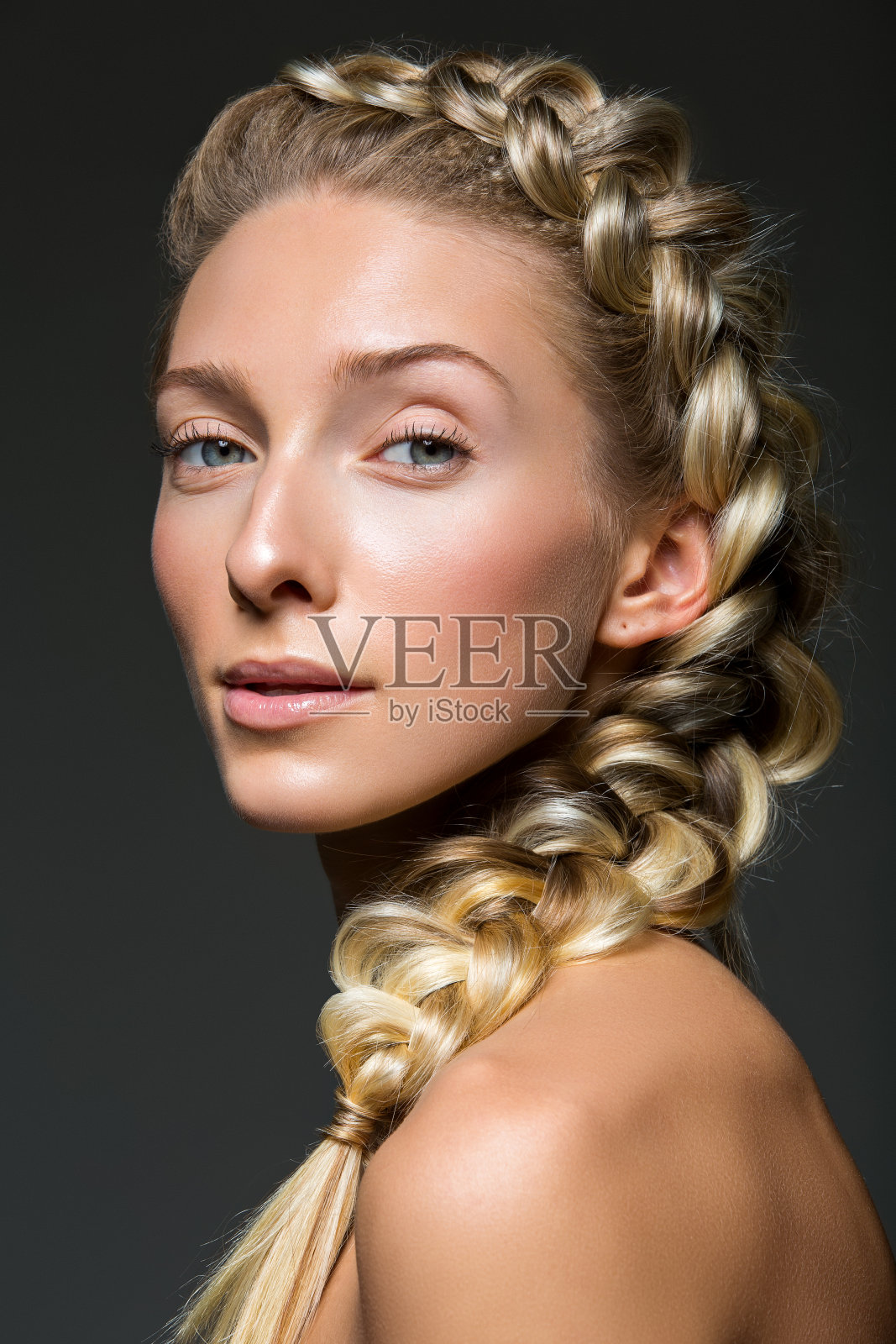 漂亮的女孩，梳着辫子，妆容自然照片摄影图片