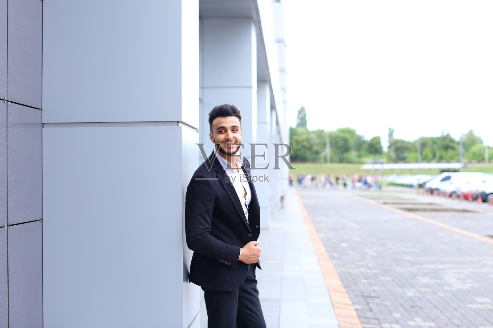 在商业中心微笑漫步的阿拉伯男子照片摄影图片