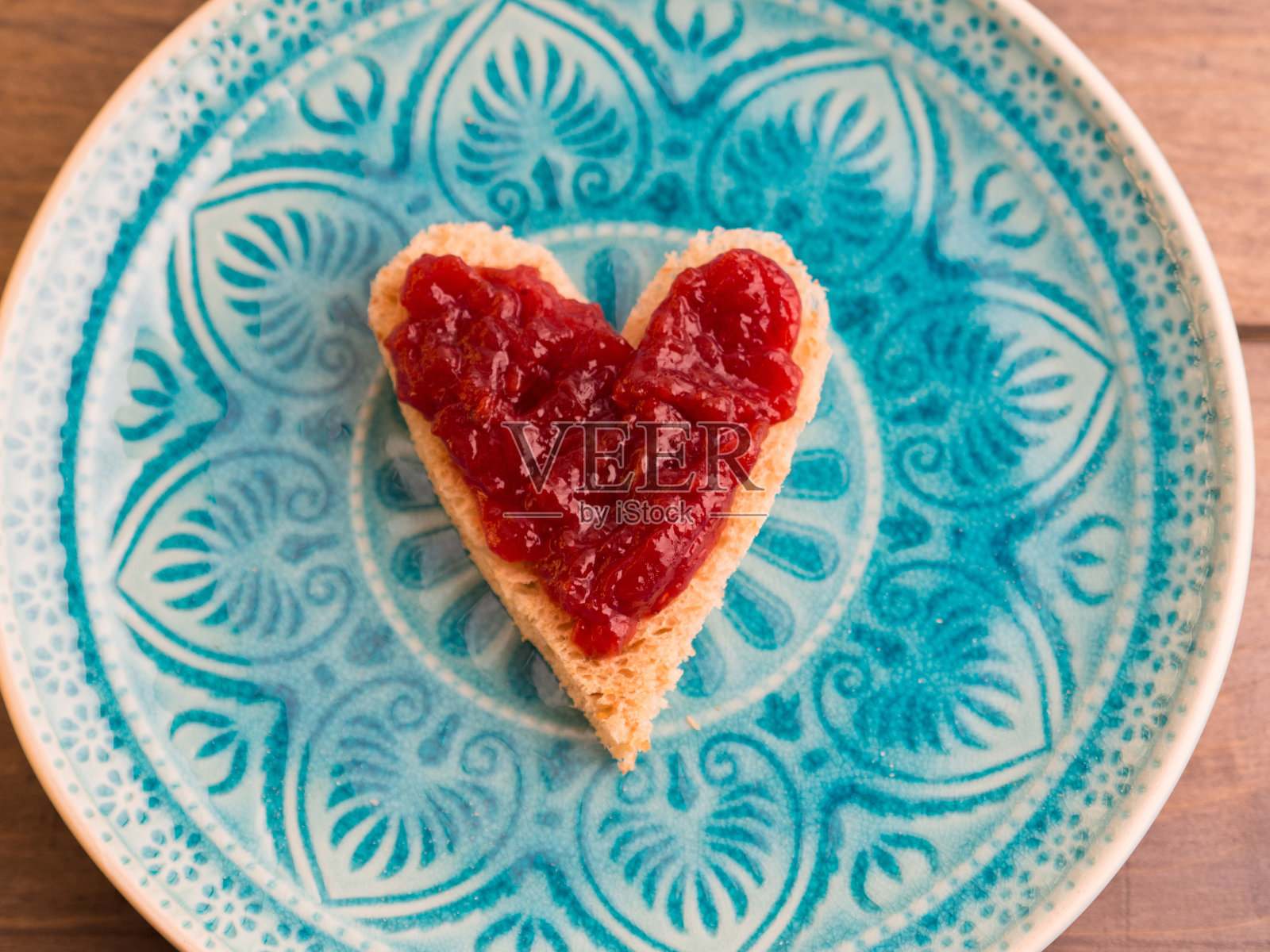 烤成心形，加果酱照片摄影图片