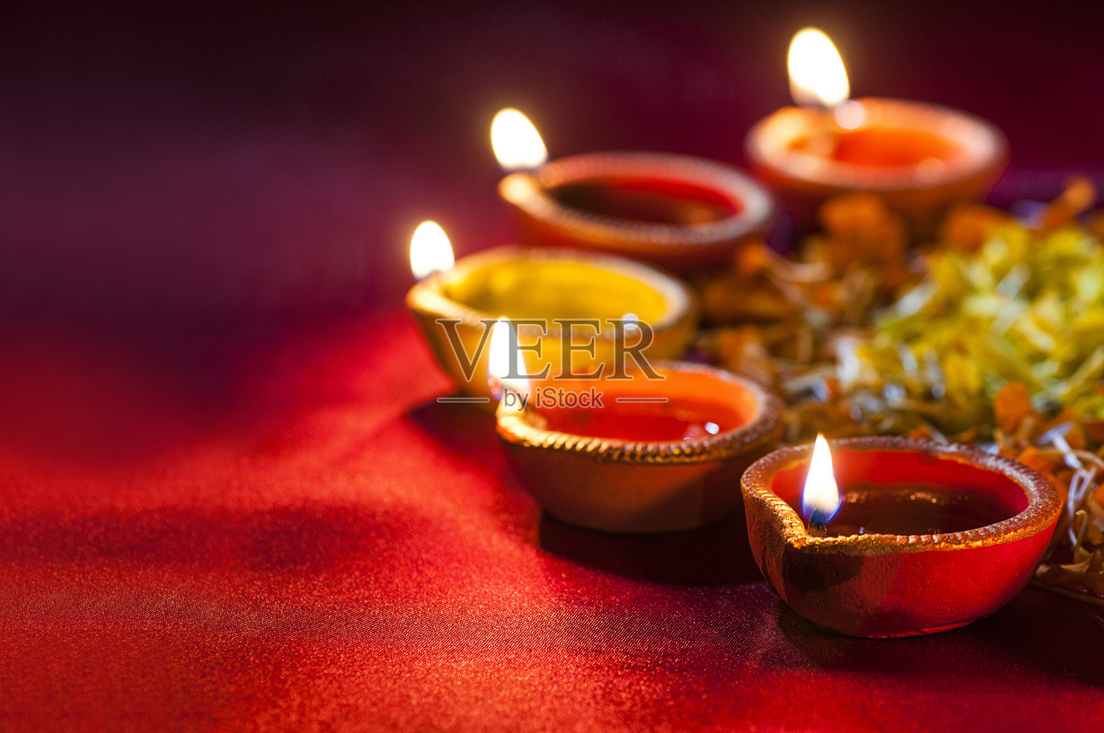 在排灯节庆祝期间点燃的粘土迪亚灯。贺卡设计照片摄影图片