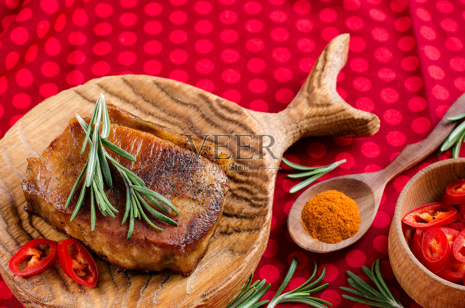 迷迭香和辣椒的烤肉。照片摄影图片