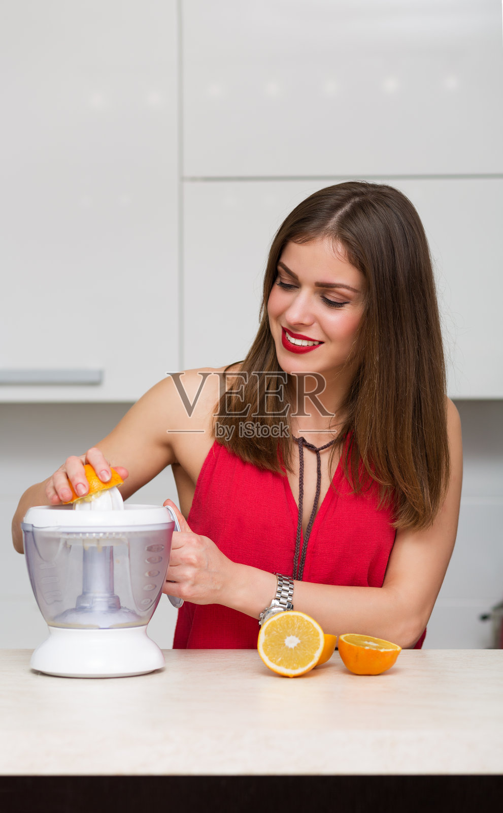 厨房里的美女照片摄影图片