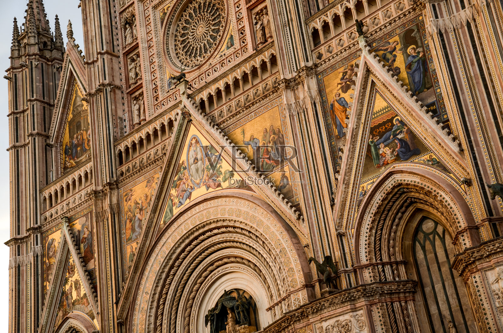 奥维多大教堂前角细节照片摄影图片