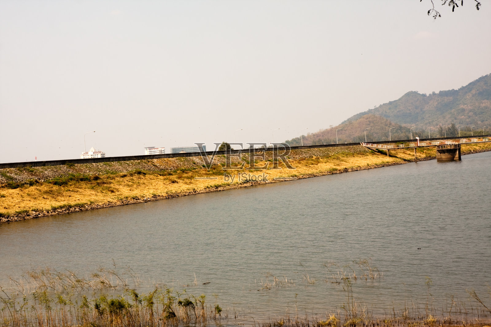 天然湖泊和土坝墙照片摄影图片