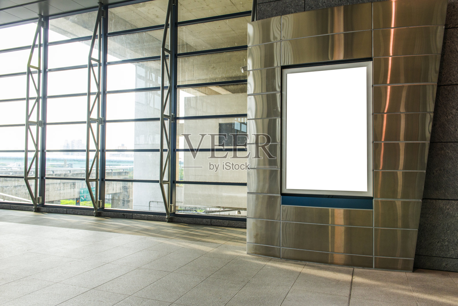 地铁站的空白广告牌照片摄影图片