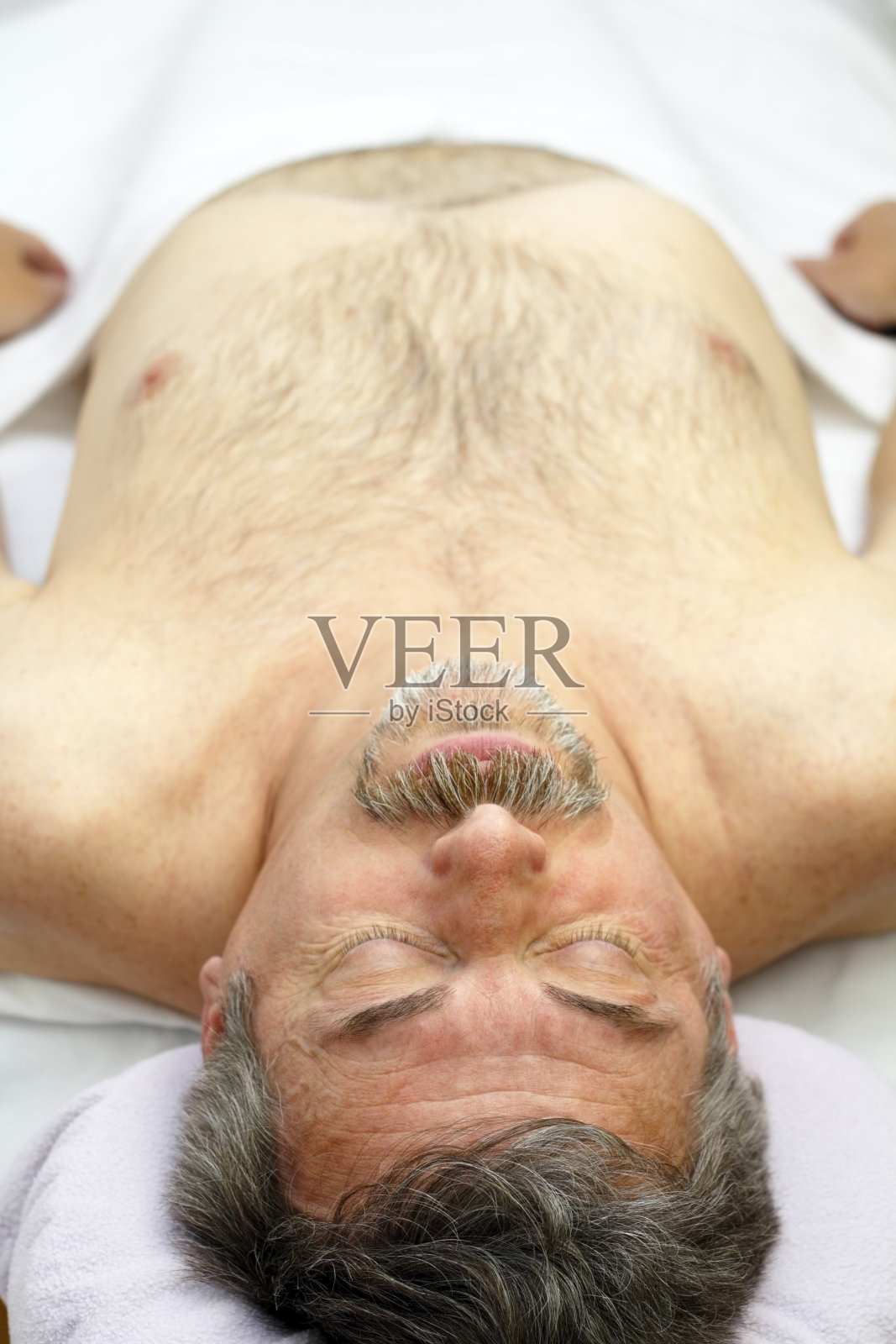 按摩前放松的男人照片摄影图片