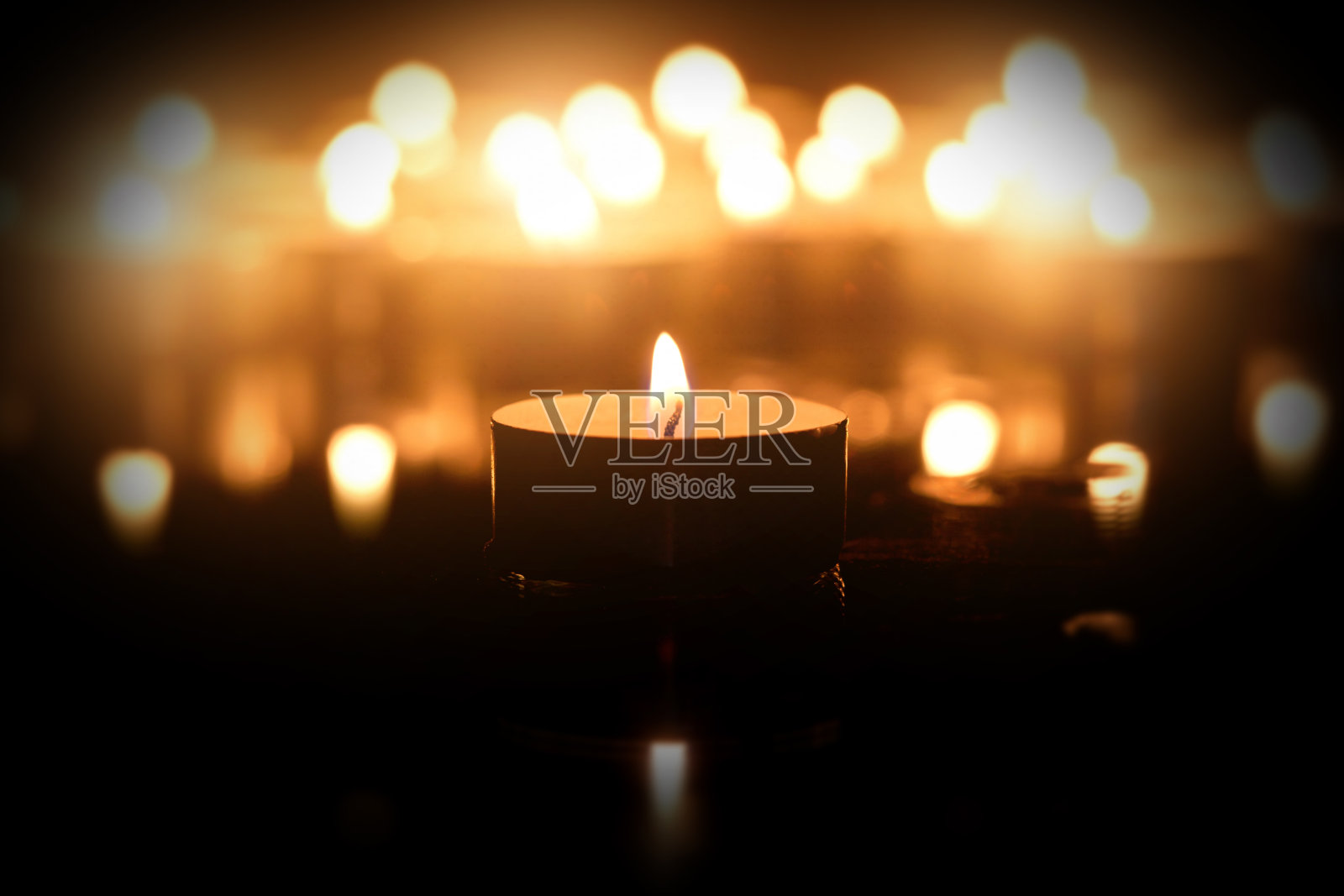 黑暗中的蜡烛照片摄影图片