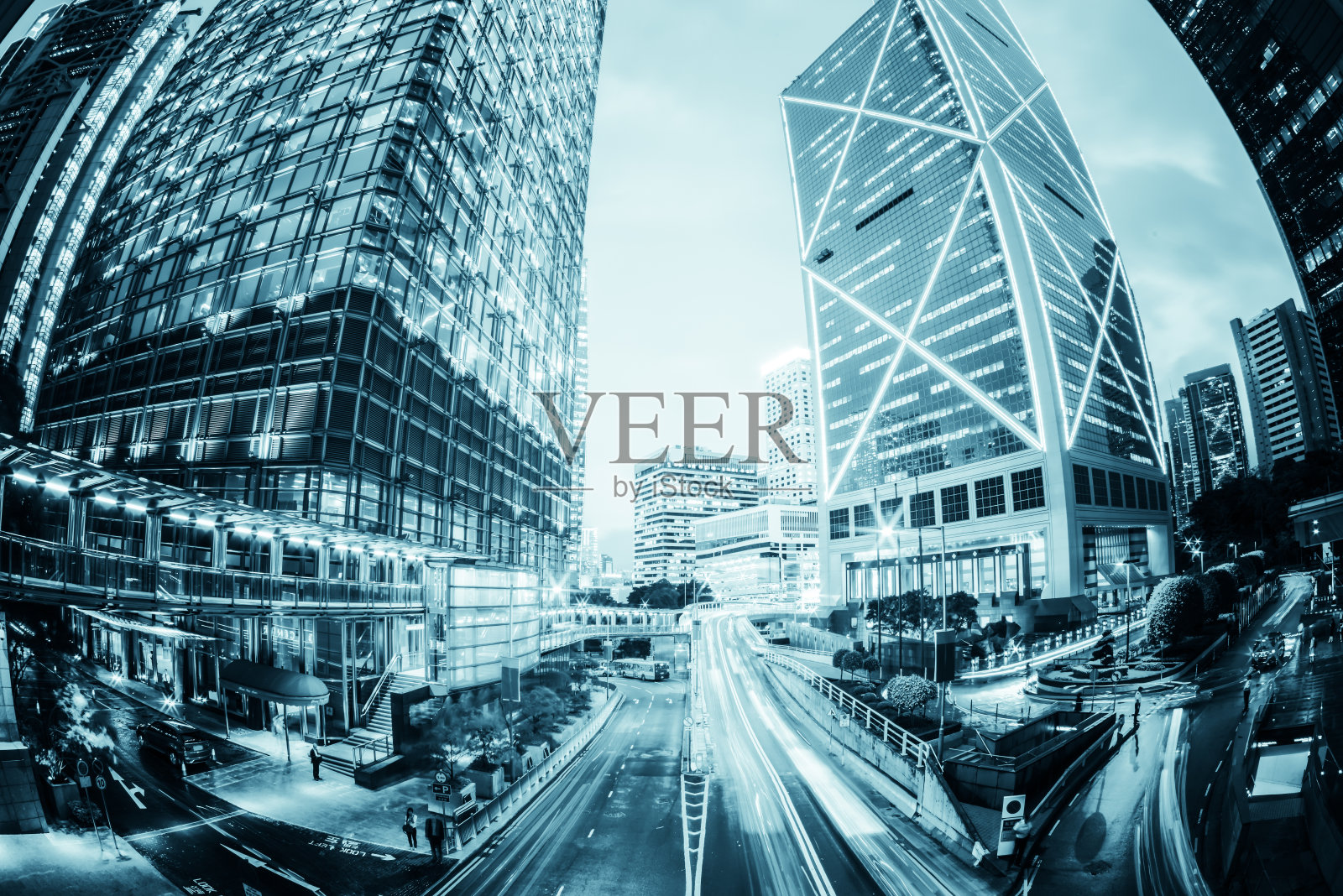 夜晚在城市中行驶的车辆灯光模糊照片摄影图片