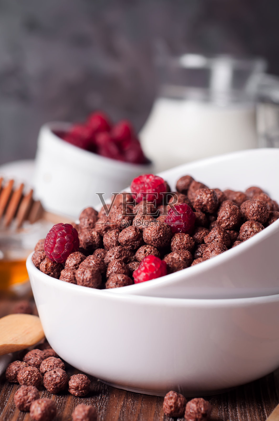 碗里的巧克力谷物圈照片摄影图片