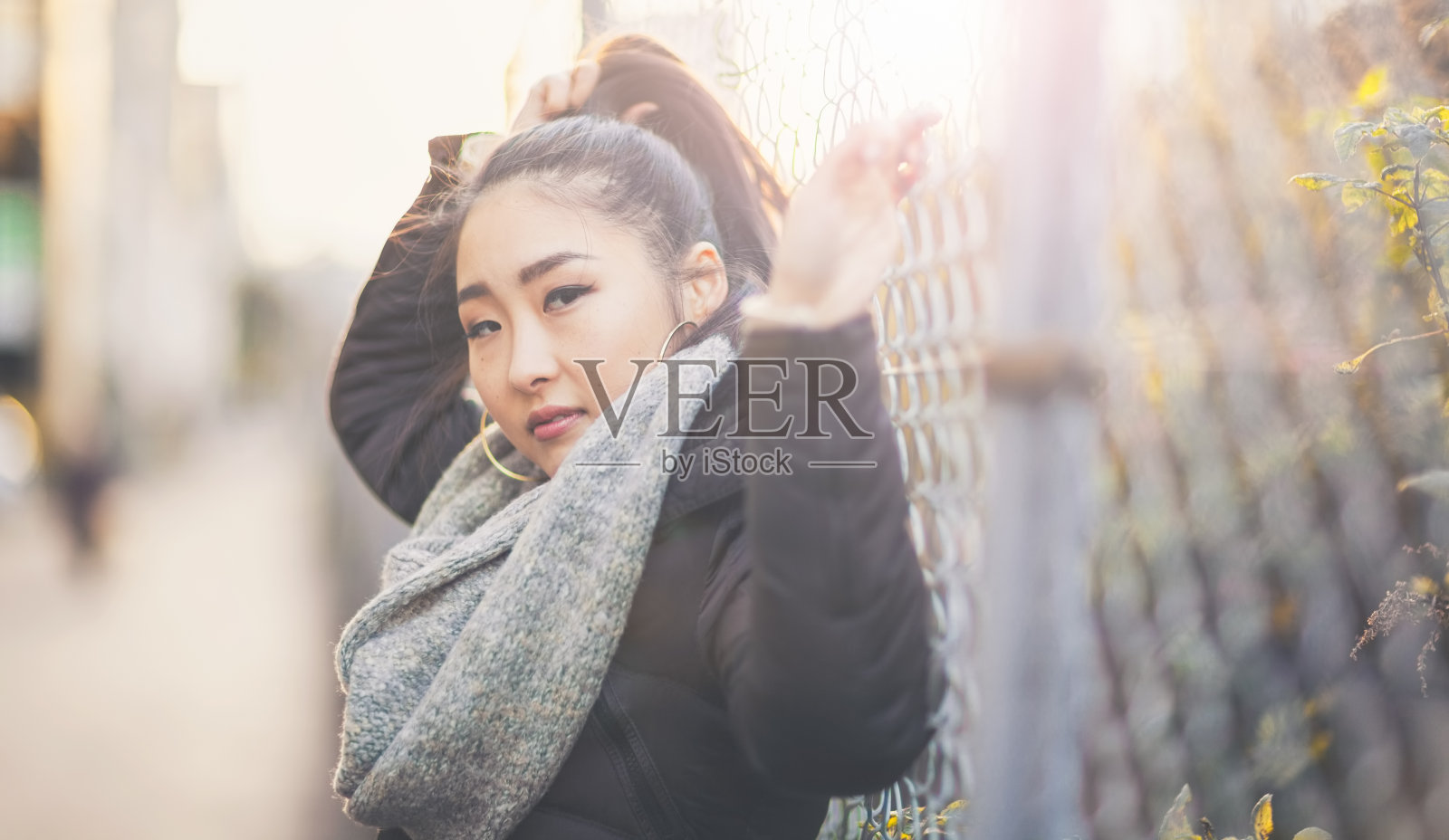 看着相机的女孩照片摄影图片