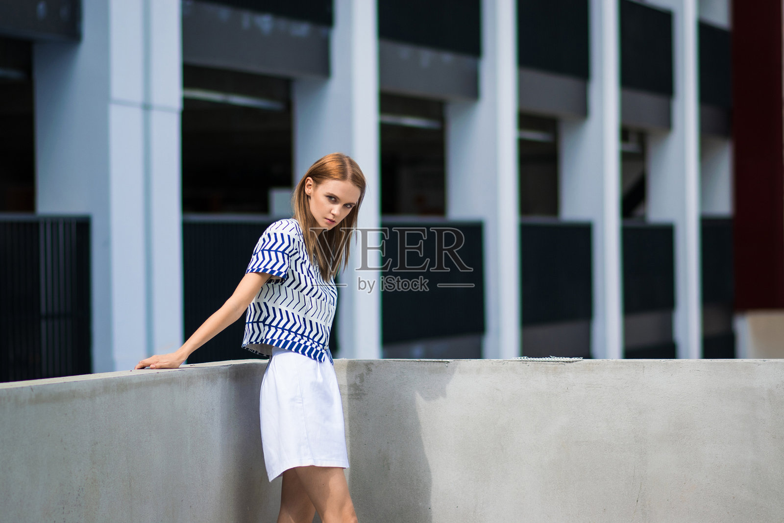 户外生活方式的肖像漂亮的年轻女孩照片摄影图片