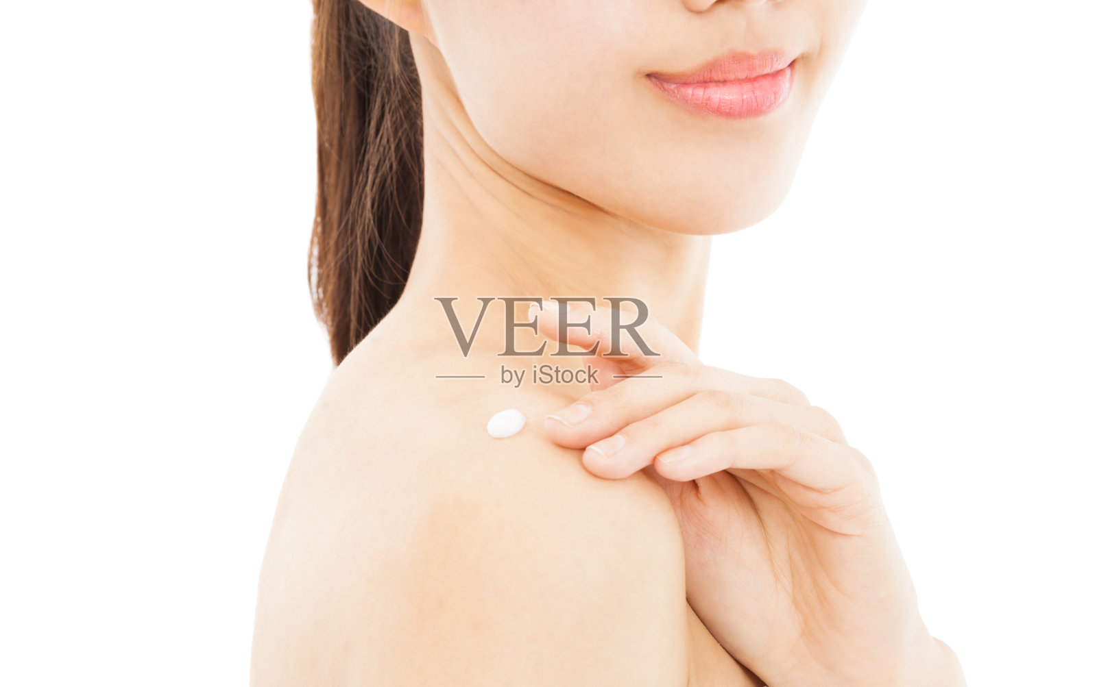 年轻女子涂抹保湿霜照片摄影图片