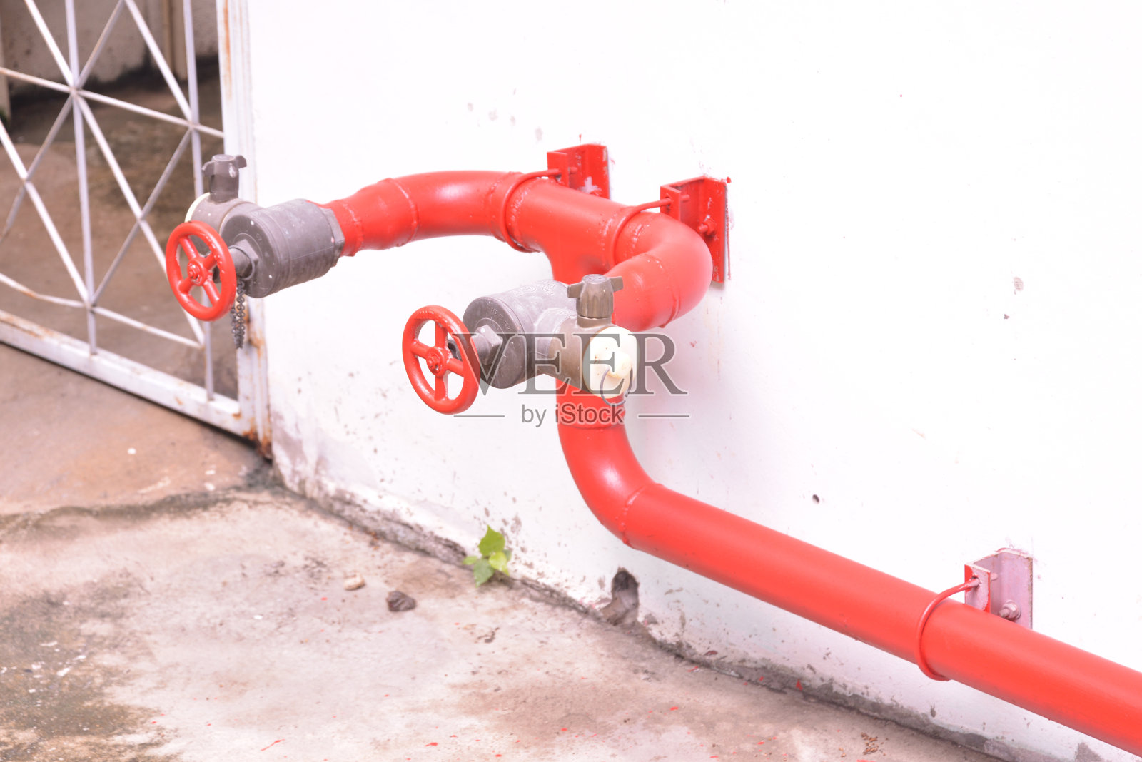 消防水龙带在人行道附近。照片摄影图片