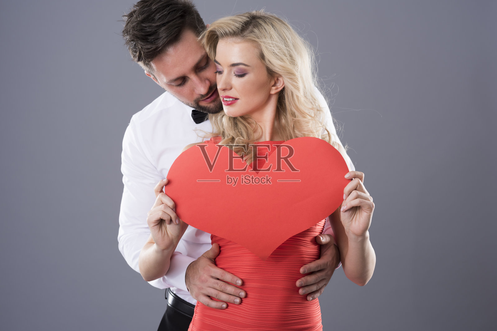 她的心属于她的男朋友照片摄影图片