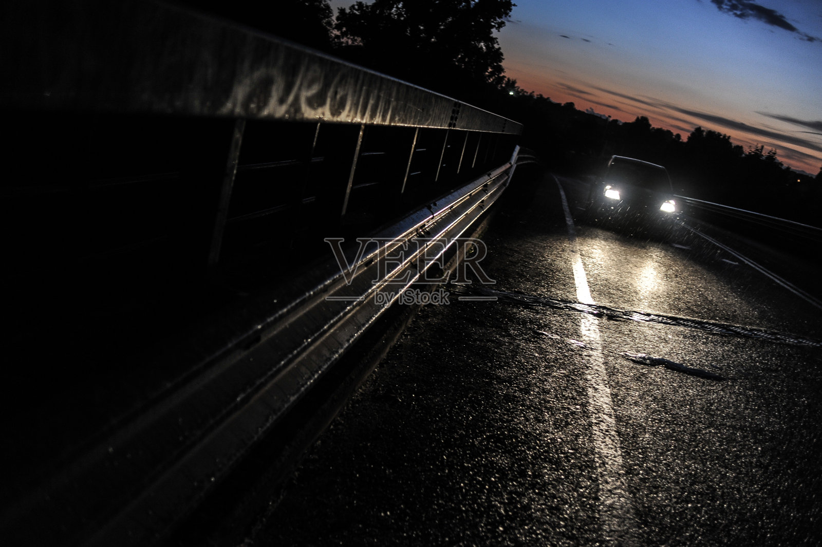 汽车在日落时分的时间照片摄影图片