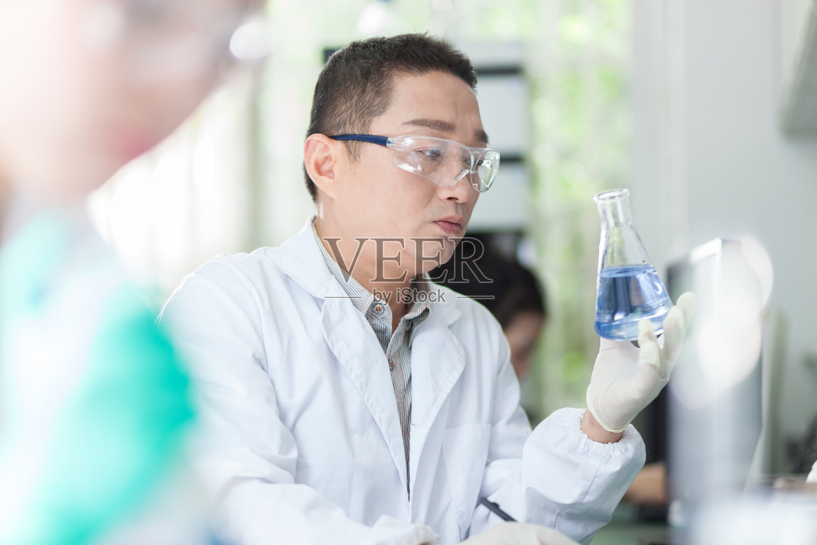 在实验室工作的科学家。照片摄影图片