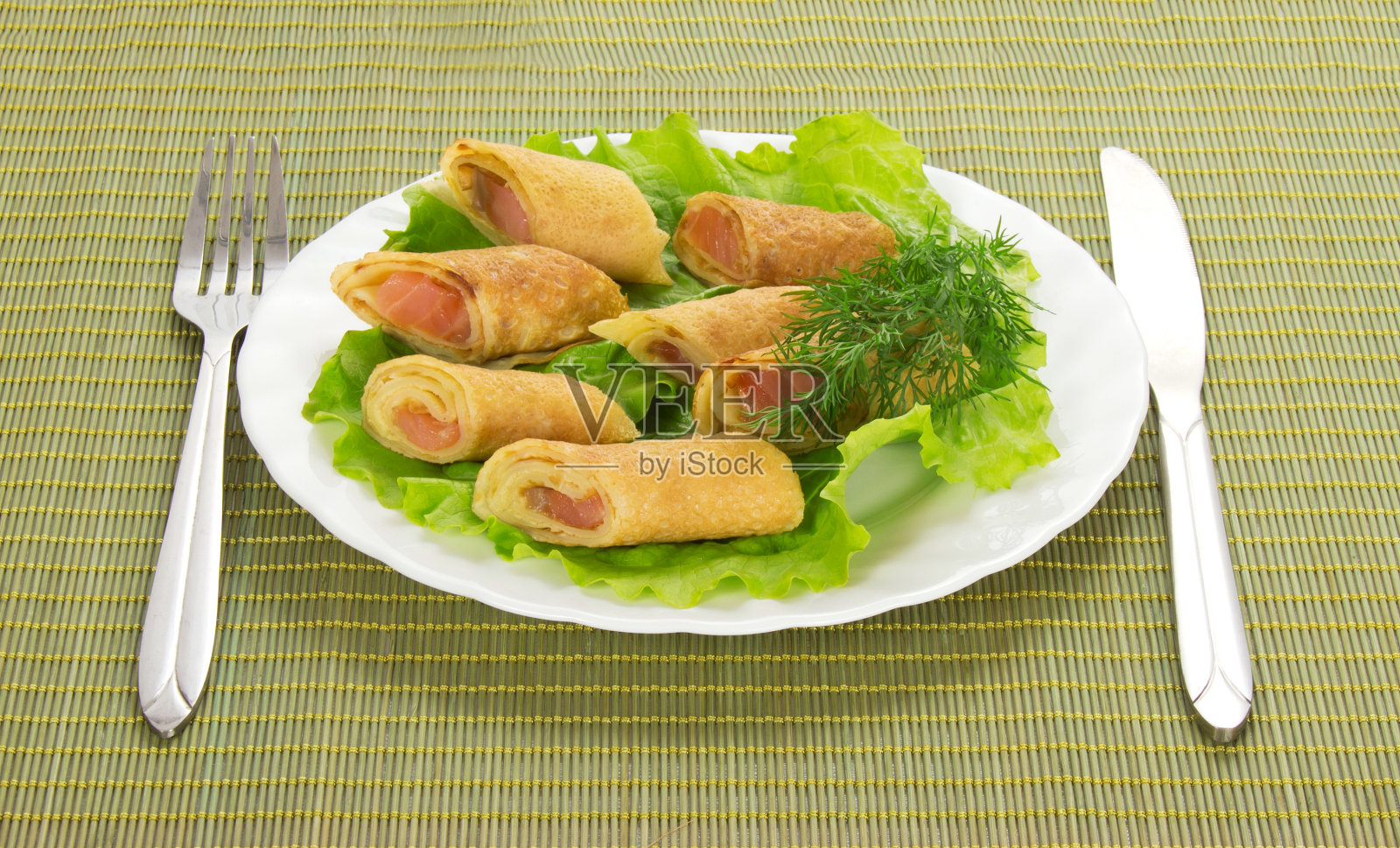 煎饼配鲑鱼和沙拉，还有餐具照片摄影图片