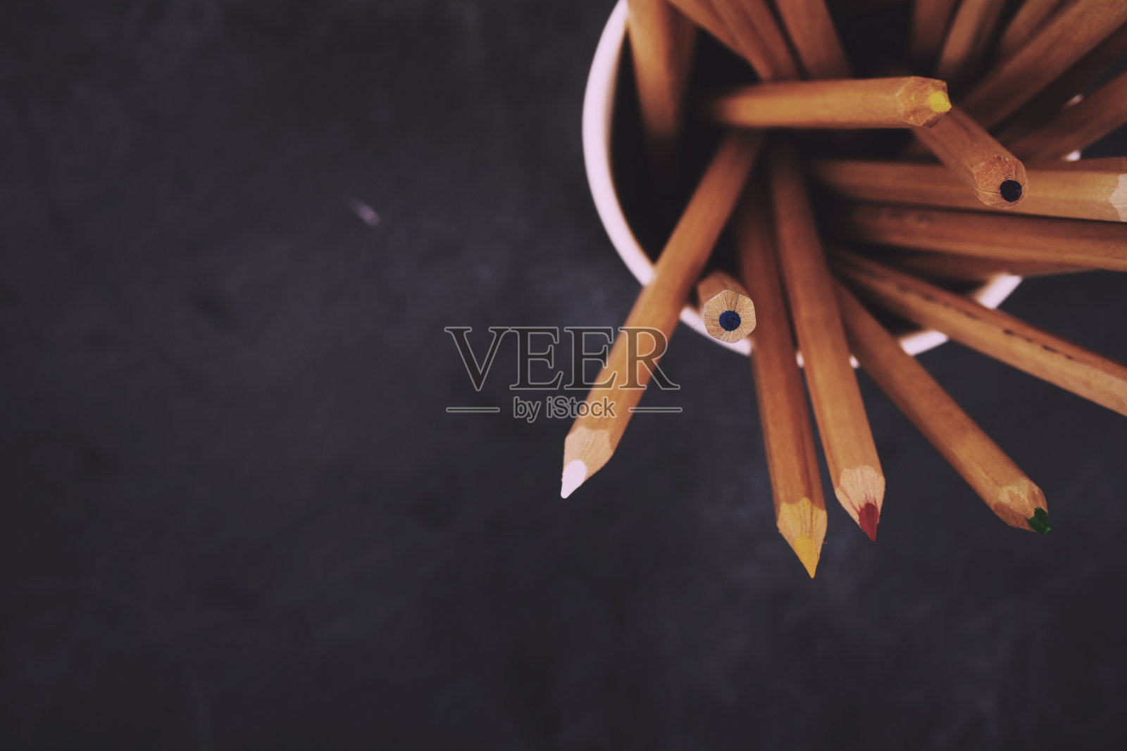 旧的黑色背景上的彩色铅笔照片摄影图片