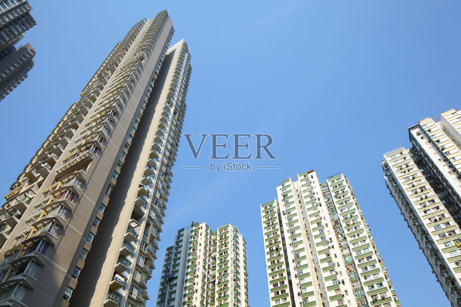 城市中的住宅建筑照片摄影图片