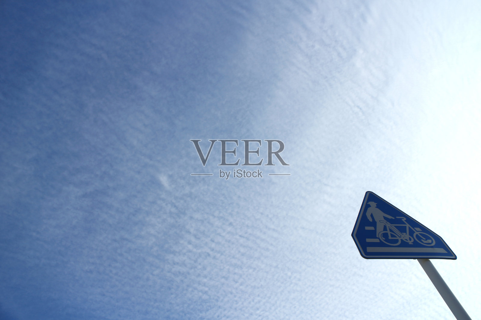 路牌和多云的蓝天照片摄影图片