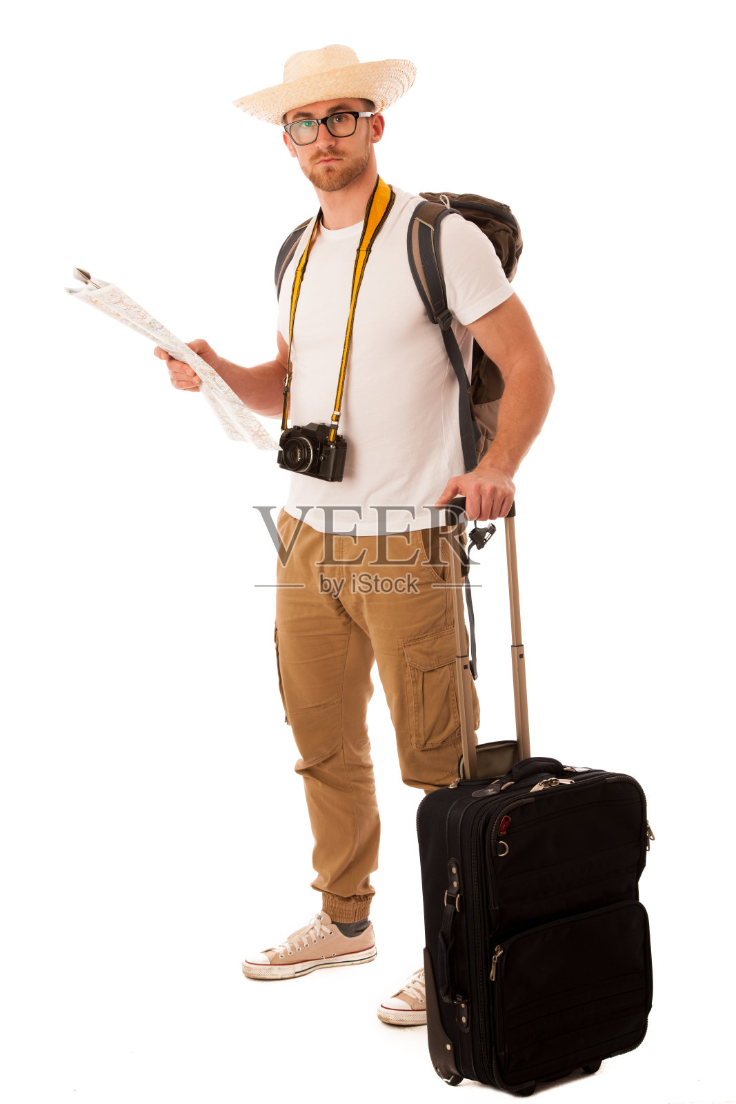 带草帽、白衬衫、背包和手提箱的旅客等着照片摄影图片