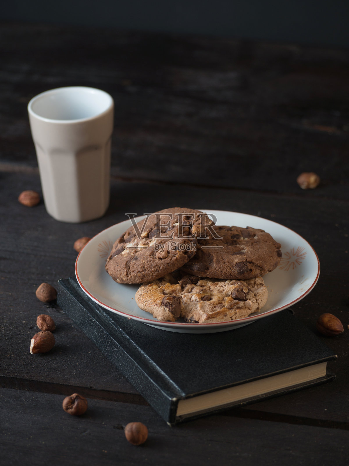 巧克力饼干，一杯浓咖啡和一本笔记本照片摄影图片