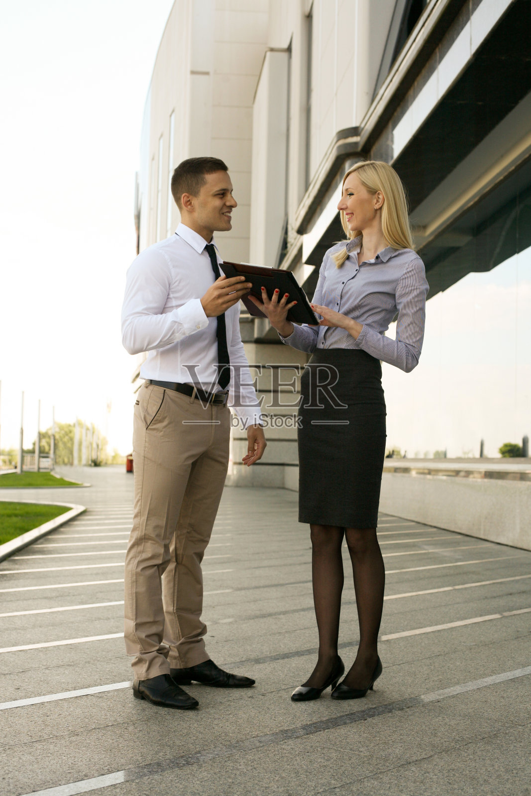 两个同事一起工作。照片摄影图片